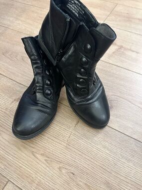 Miz Mooz Black Leather Button-Accent Ankle Booties boots. Size 7.5 VGUC boho
